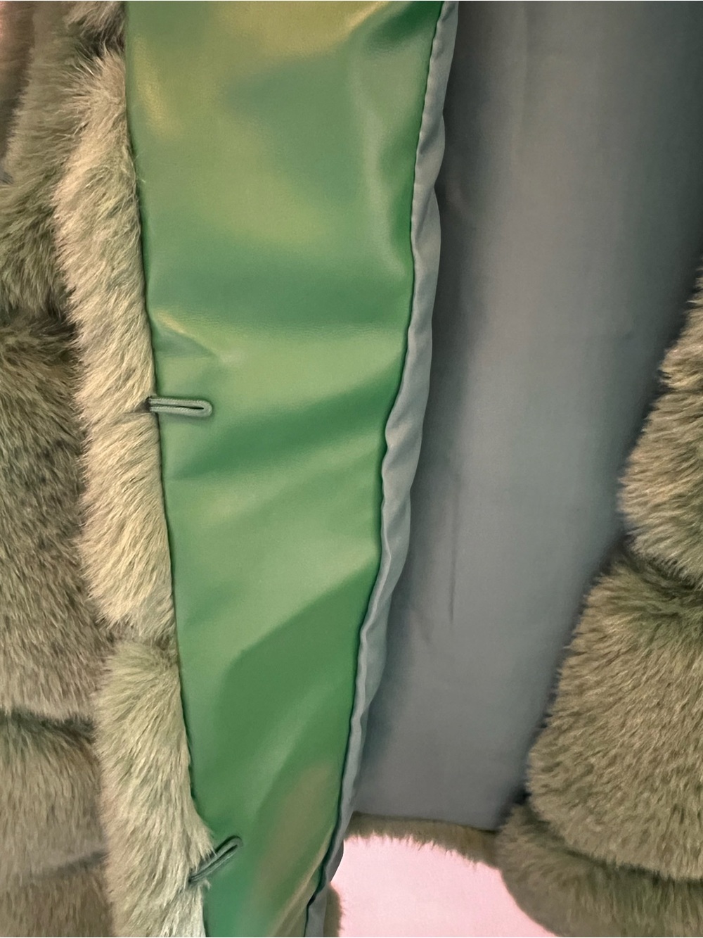 FINDS Green Faux Fur Vest Plush Luxe Layering Cozy Chic M/L Fall Winter - Picture 5 of 9